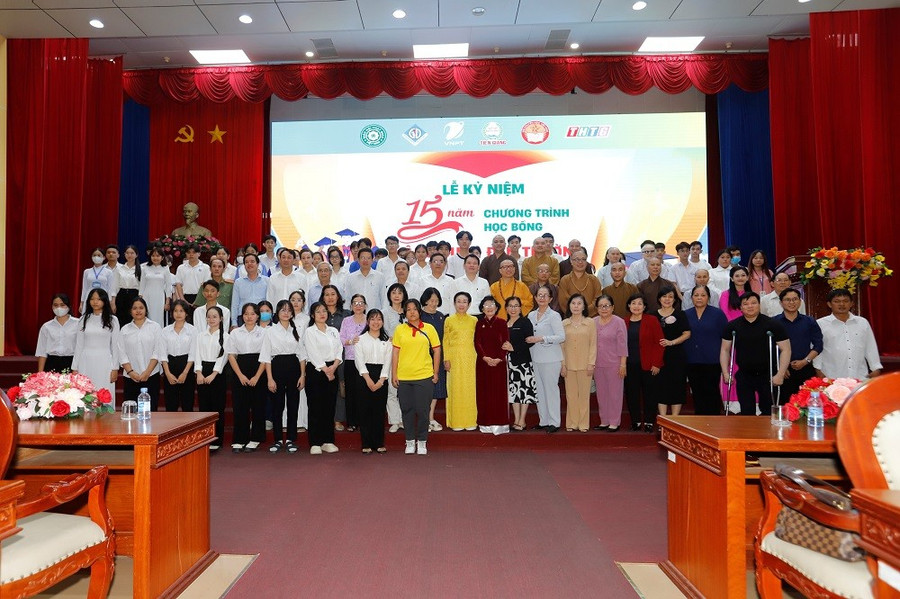 Lễ kỷ niệm 15 năm chương trình học bổng “Nâng bước đến trường” tại tỉnh Tiền Giang (nay là tỉnh Đồng Tháp).