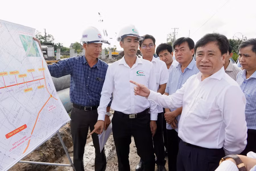 Phó Chủ tịch UBND tỉnh Trần Văn Dũng kiểm tra thực tế tại vị trí vướng mặt bằng. Ảnh: V.T.