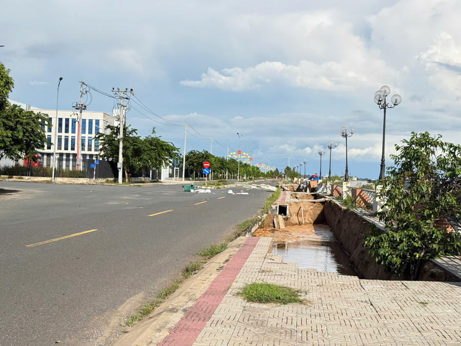 Sạt lở kè Thường Thới Tiền (xã Thường Phước) diễn ra nghiêm trọng thời gian qua. Ảnh: CTV. z7125701957613-2e44f9c8cc9e0ee6d05a12569911f808.jpg