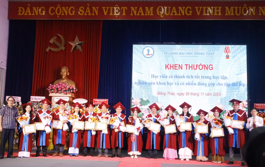 Đại diện nhà trường trao Giấy khen, tặng hoa chúc mừng cho các học viên có thành tích cao trong học tập.