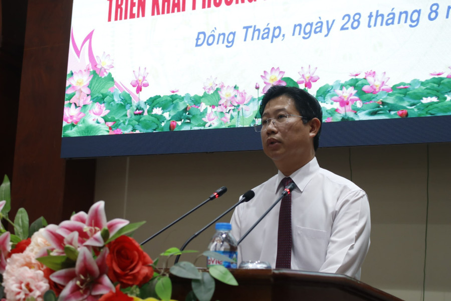 Le vice-président du Comité populaire provincial de Dong Thap, Huynh Minh Tuan, prend la parole lors de la conférence anh-3-min.jpg