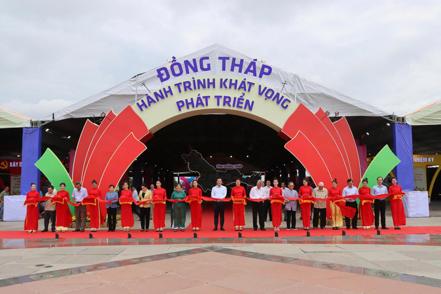 Cắt băng khai mạc Triển lãm “Đồng Tháp – Hành trình khát vọng phát triển”. (Ảnh: Ánh Nguyệt) z7062012659830-0fd9b1241a3f4d5709138bde97314a23.jpg