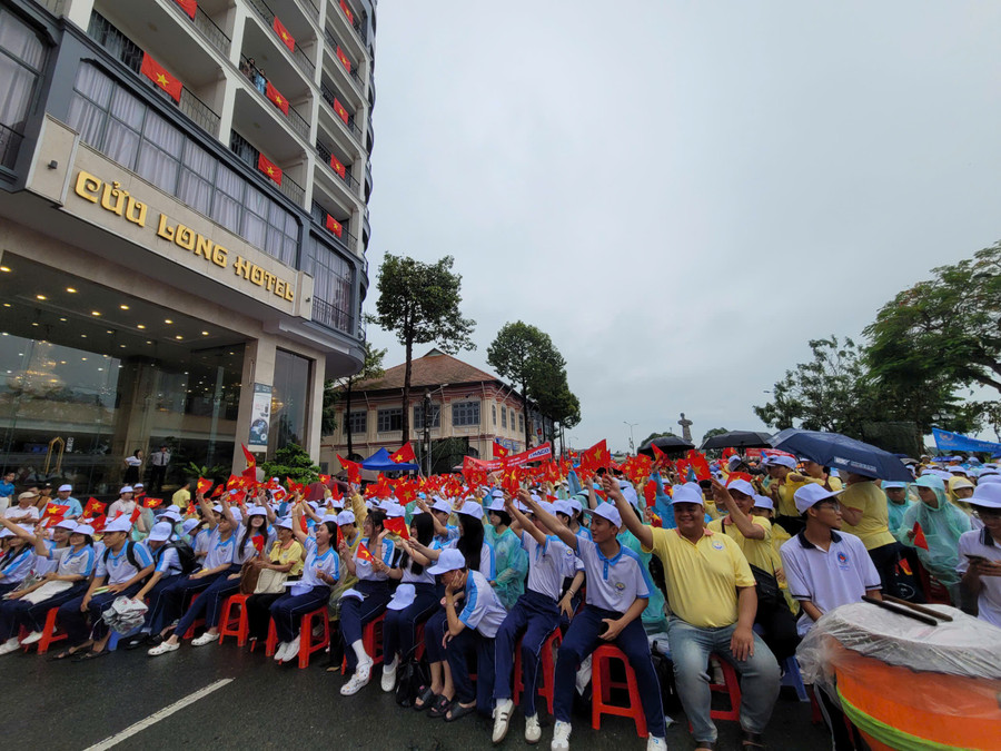 Thầy cô, học sinh có mặt tại điểm cầu tỉnh Đồng Tháp từ sớm để cổ vũ thí sinh Nguyễn Nhựt Lam. z7155959057933-cbe5a8207c0df9a0974538f10a9fe3b6.jpg