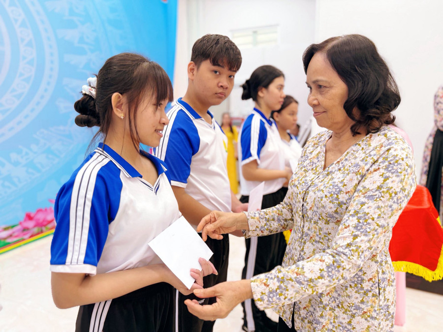 Bà Nguyễn Thị Nhàn - Chủ tịch Hội Khuyến học tỉnh Đồng Tháp trao học bổng cho các học sinh nhân Tháng Khuyến học 2025 tại xã Thường Phước. 541230662-2614469465552108-55546897302476022-n.jpg