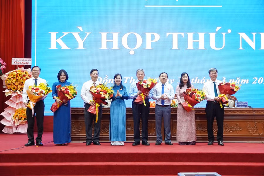 Tặng hoa chúc mừng Chủ tịch, Phó Chủ tịch và Trưởng các Ban của HĐND tỉnh Đồng Tháp khóa XI, nhiệm kỳ 2026 - 2031. Ảnh: V.T.