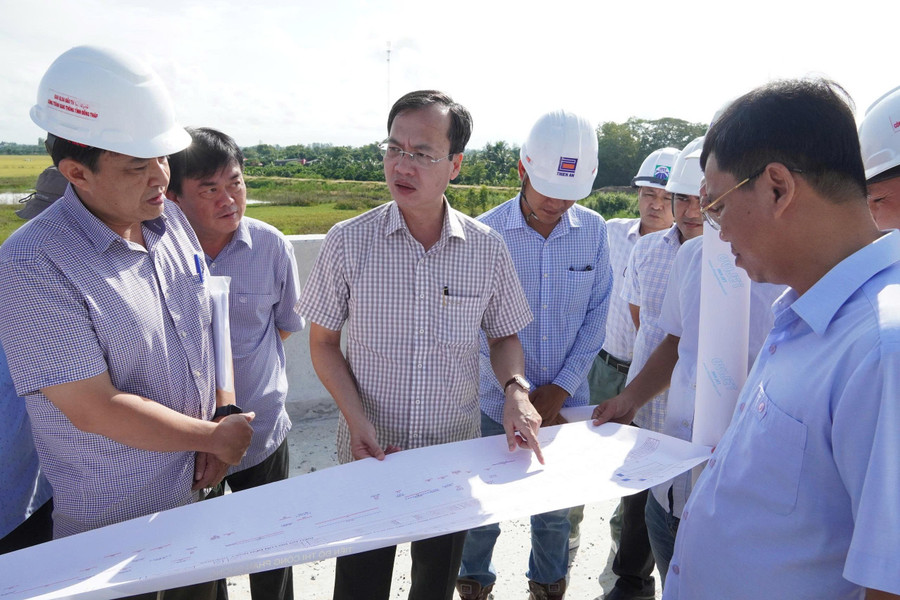 Chủ tịch UBND tỉnh Đồng Tháp Trần Trí Quang cùng lãnh đạo các Sở, Ngành kiểm tra trực tiếp tại công trường dự án. z7007919039900-a81347b14c159797103c7aabca3d1504.jpg