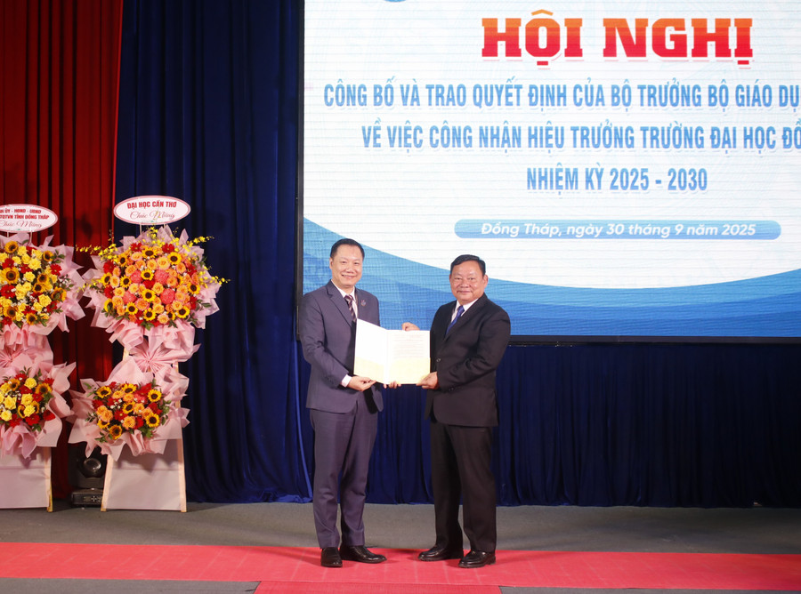 Trao quyết định công nhận Hiệu trưởng Trường Đại học Đồng Tháp, nhiệm kỳ 2025 – 2030 đối với PGS.TS Hồ Văn Thống.