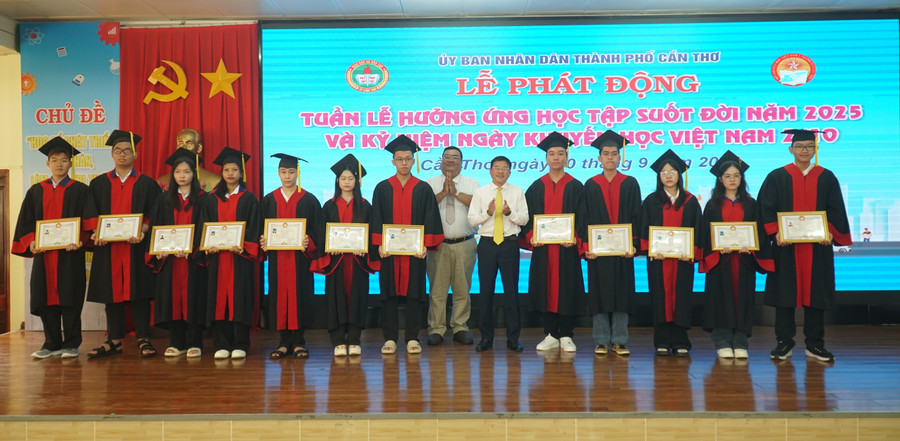 Tuyên dương "Tiền trạng nguyên Tây Đô" cho 20 tân sinh viên đạt thủ khoa trường, ngành năm học 2025 - 2026 tại TP Cần Thơ.