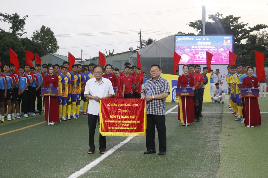 Đại diện Ban Tổ chức Trung ương Giải bóng đá Nam sinh viên toàn quốc năm 2025 – Cúp TV360 trao cờ lưu niệm cho PGS. TS Hồ Văn Thống, Hiệu trưởng Trường Đại học Đồng Tháp, Trưởng Ban Tổ chức Vòng loại khu vực Tây Nam Bộ. hinh-2.jpg