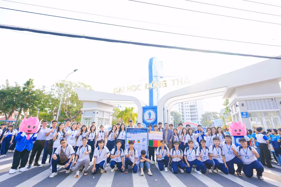 Học sinh các trường tham dự Ngày hội Giáo dục STEM với chủ đề “Sáng tạo vì cộng đồng” diễn ra sáng 19/4. 