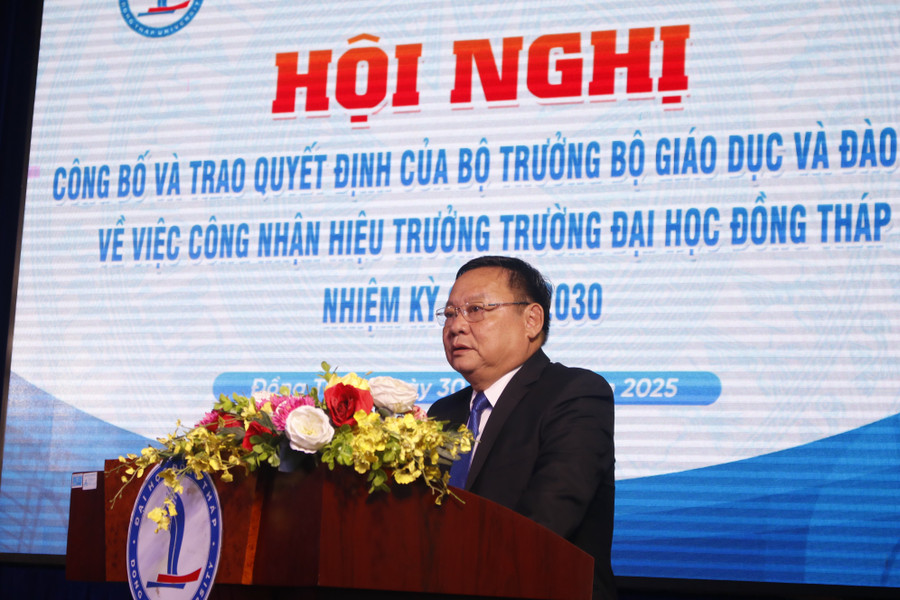 PGS.TS Hồ Văn Thống, Hiệu trưởng Trường Đại học Đồng Tháp phát biểu tại lễ công bố quyết định. anh-3.jpg