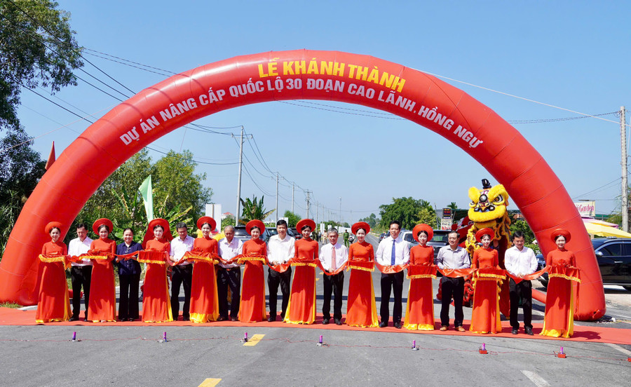 Đại biểu thực hiện nghi thức cắt băng khánh thành Dự án nâng cấp QL30 đoạn Cao Lãnh - Hồng Ngự.
