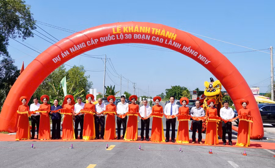 Đại biểu thực hiện nghi thức cắt băng khánh thành Dự án nâng cấp QL30 đoạn Cao Lãnh - Hồng Ngự.
