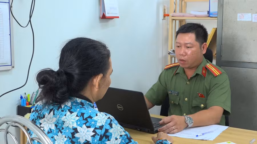 Chị V. tại cơ quan công an. Ảnh: Phước Thanh.