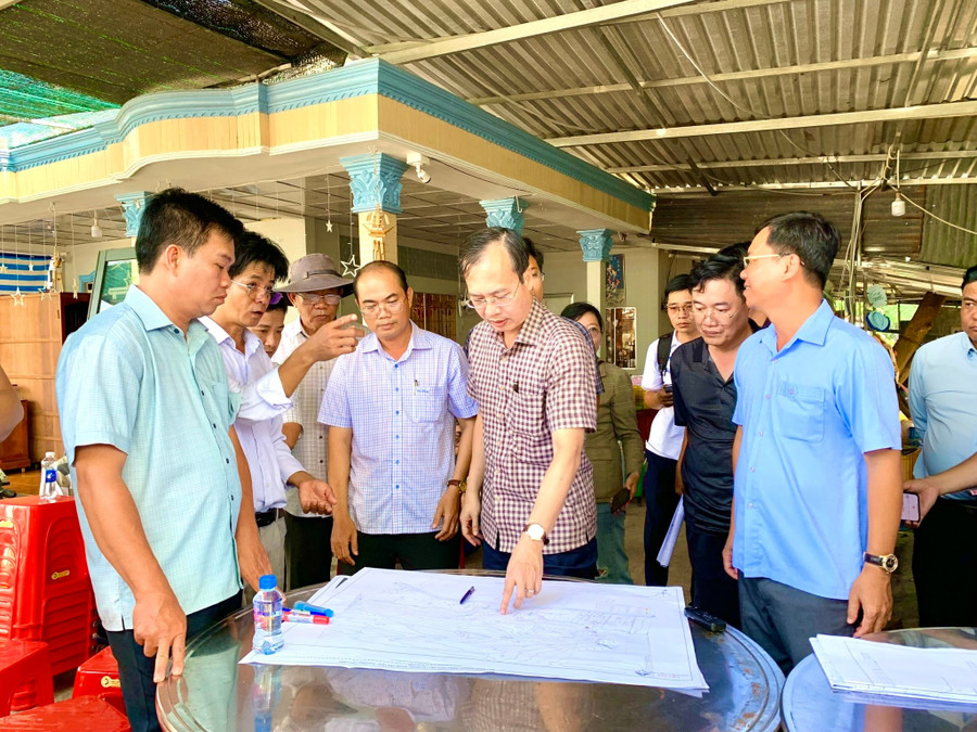 Chủ tịch UBND tỉnh Đồng Tháp Trần Trí Quang chỉ đạo các Sở, ngành khẩn trương khắc phục sự cố sạt lở, ổn định cuộc sống người dân. z7034097749308-4cf6f967f301a9e9c5527bc136621fe4.jpg