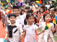 Học sinh lớp 1 Trường Tiểu học Vĩnh Tuy (Vĩnh Hưng, Hà Nội) háo hức đến trường.