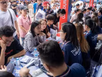 Thí sinh, phụ huynh tìm hiểu các ngành, chương trình đào tạo tại các gian tư vấn.