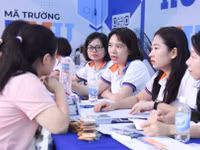 Cán bộ, giảng viên Trường ĐH Thương mại tham gia tư vấn tuyển sinh. Ảnh: Xuân Quý.