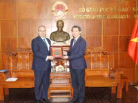 Thứ trưởng Bộ GD&ĐT Phạm Quang Hưng tặng quà cho ông Nicolas Mainetti.