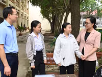 Thứ trưởng Nguyễn Thị Quyên Thanh cùng Phó Chủ tịch UBND tỉnh Tây Ninh Đoàn Trung Kiên gặp gỡ, động viên thí sinh.