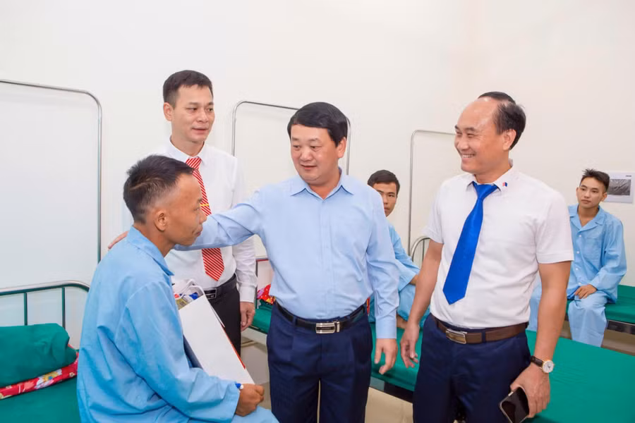 Bí thư Tỉnh uỷ Tuyên Quang Hầu A Lềnh tặng quà người dân điều trị bệnh tại Khoa Khám bệnh.