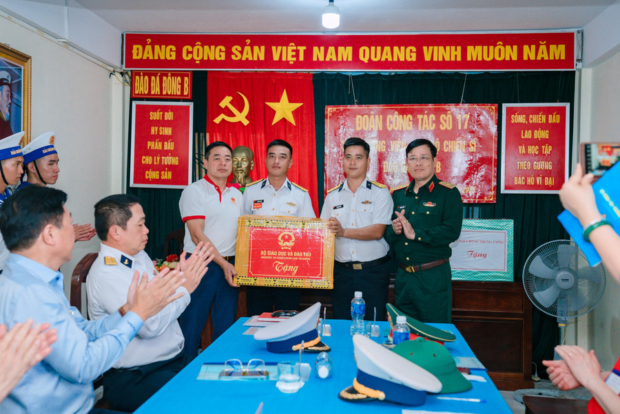 Đoàn công tác của Bộ GD&ĐT tặng quà cán bộ, chiến sĩ đảo Đá Đông B. cat05624.jpg