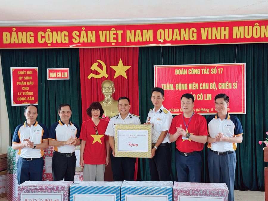 Đại diện Trường Đại học Công nghệ Giao thông Vận tải tới thăm và tặng quà quân, dân tại đảo Cô Lin. gtvt-co-lin.jpg