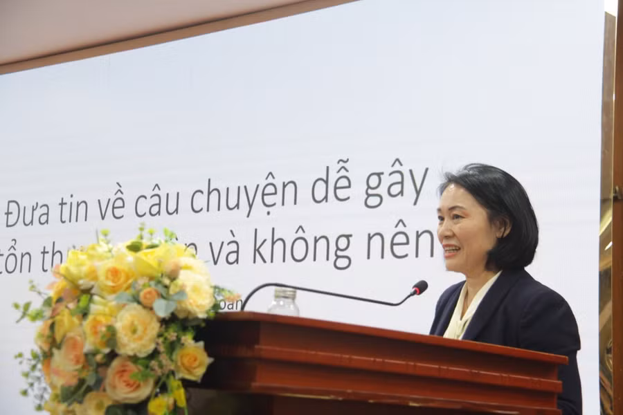 Nhà báo Tạ Bích Loan phát biểu tại toạ đàm. (Ảnh: Phong Anh)