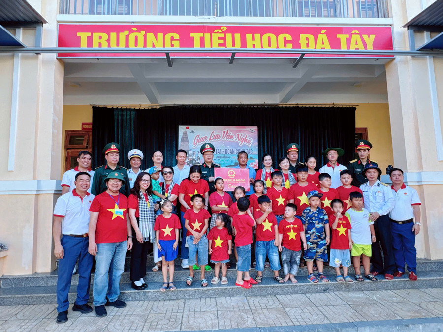 Thiếu tướng Trần Ngọc Thanh, Vụ trưởng Vụ Giáo dục Quốc phòng và An ninh thăm, tặng quà thầy và trò Trường Tiểu học Đá Tây. tran-ngoc-thanh-1.jpg