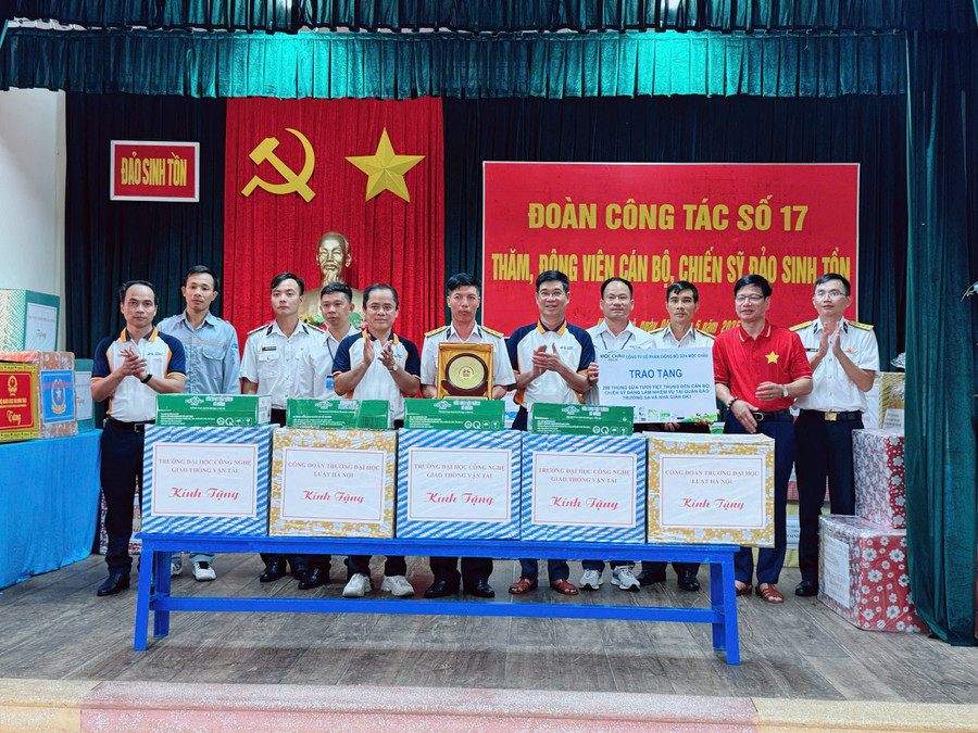 Đại diện Trường Đại học Công nghệ Giao thông Vận tải tới thăm và tặng quà quân, dân tại đảo Sinh Tồn. gtvt-sinh-ton-2.jpg