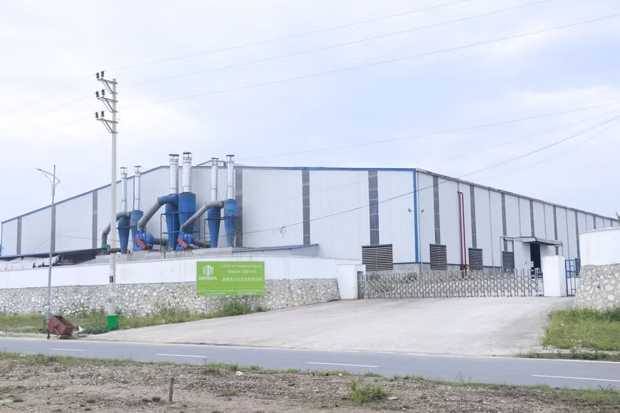 Nhà máy sản xuất của công ty hoạt động khi chưa có giấy phép môi trường. (Ảnh: Báo Nông nghiệp và Môi trường)