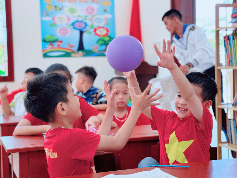 Nụ cười của học sinh ở Trường Tiểu học Đá Tây. hoc-sinh-da-tay.jpg