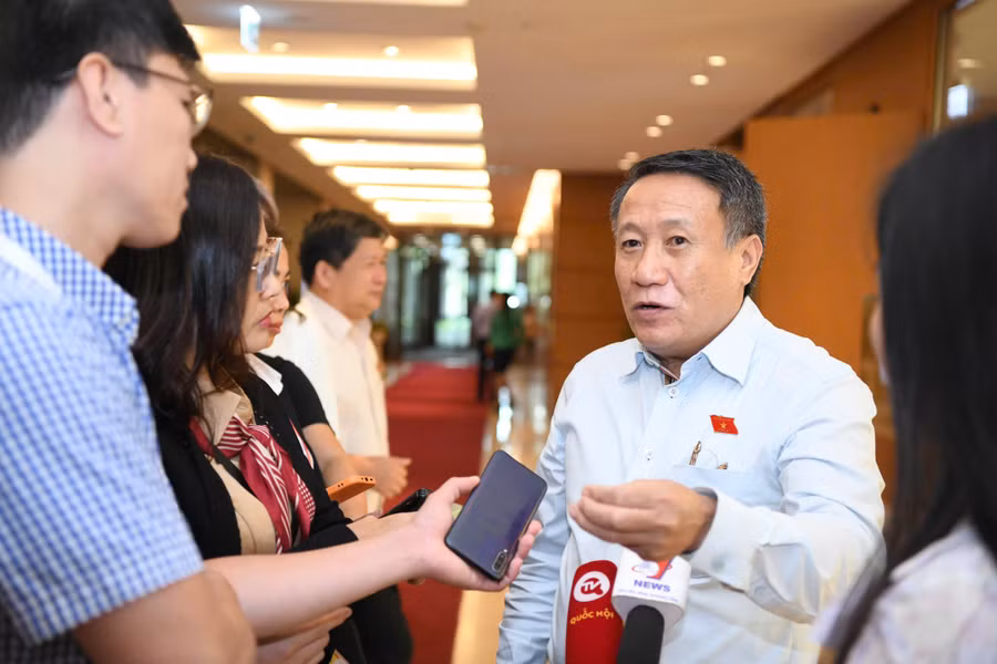 Ông Hà Sỹ Đồng trả lời báo chí.