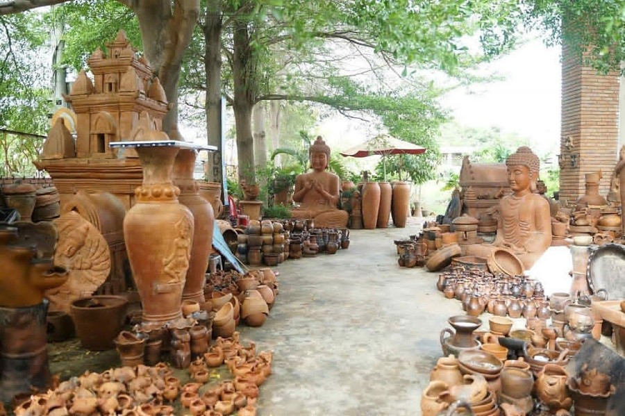 Không gian trưng bày sản phẩm gốm tại làng gốm Bàu Trúc. bau-truc-1.jpg