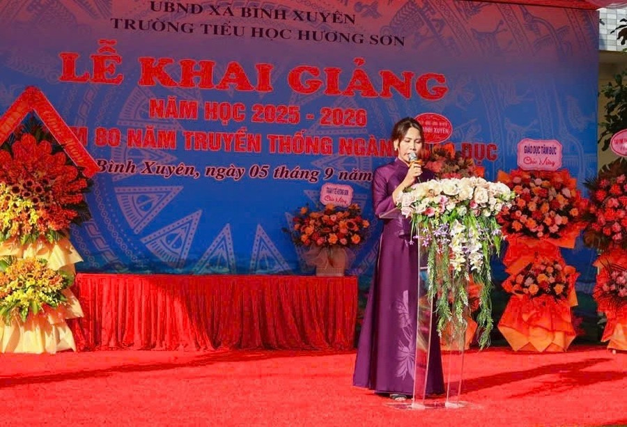 Cô Trần Thị Tố Oanh, Hiệu trưởng nhà trường đọc thư chúc mừng năm học mới của Chủ tịch nước. img-2012.jpg