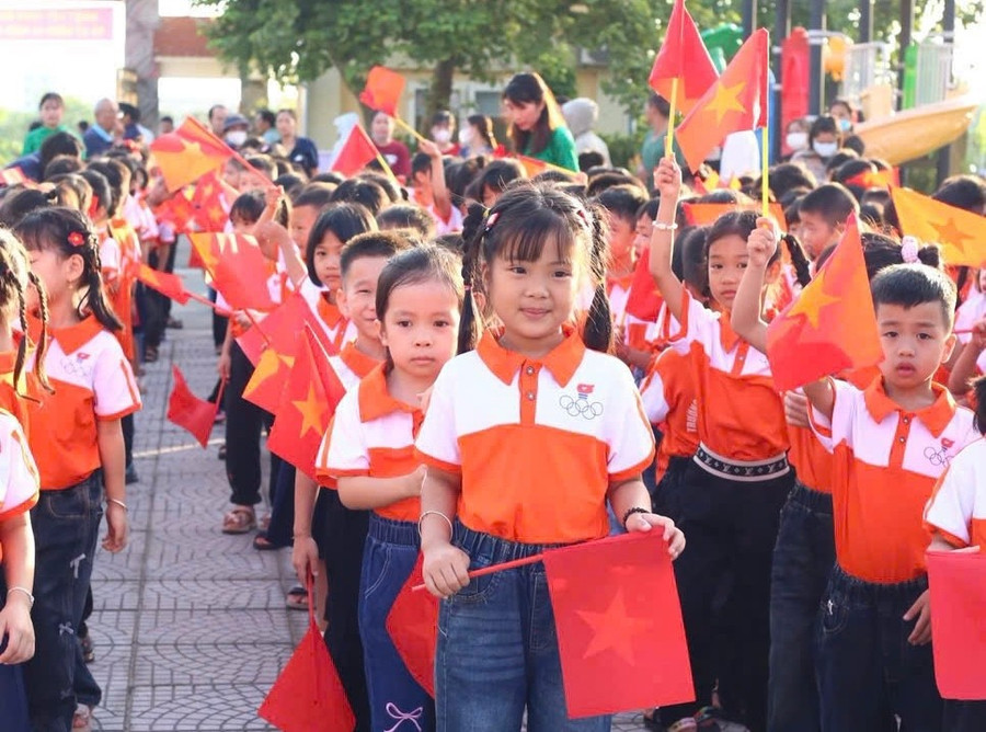 Quang cảnh lễ khai giảng tại Trường Tiểu học Hương Sơn, sáng 5/9. img-2014.jpg