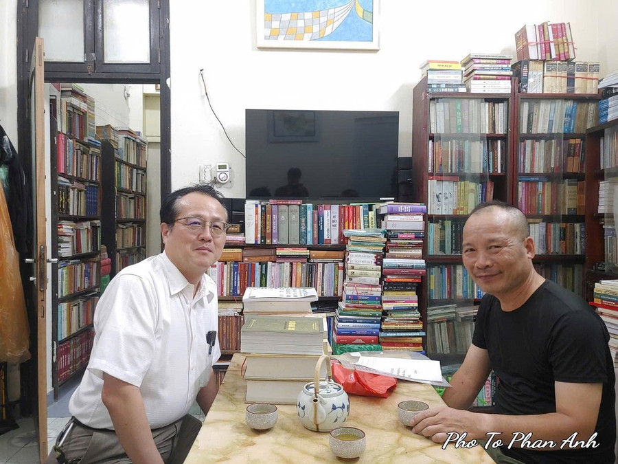 Anh Phan Anh tiếp giáo sư Iwasuki, Trường Đại học Việt Nhật. img-2412.jpg
