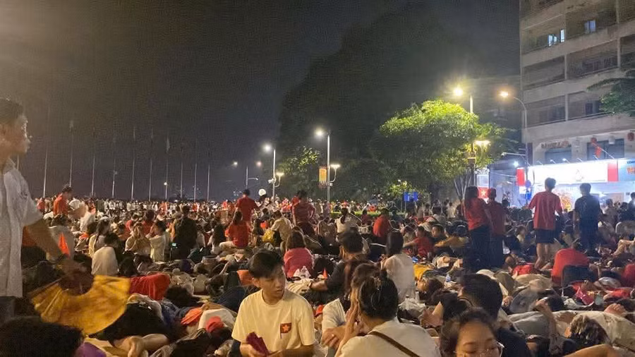 Nhiều người tập trung tại khu vực trung tâm TPHCM từ đêm 29/4.