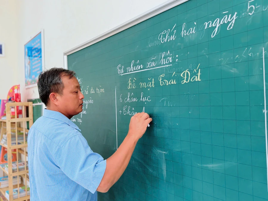 Thầy Lưu Quốc Thịnh giảng bài cho học sinh ở Trường Tiểu học Đá Tây.