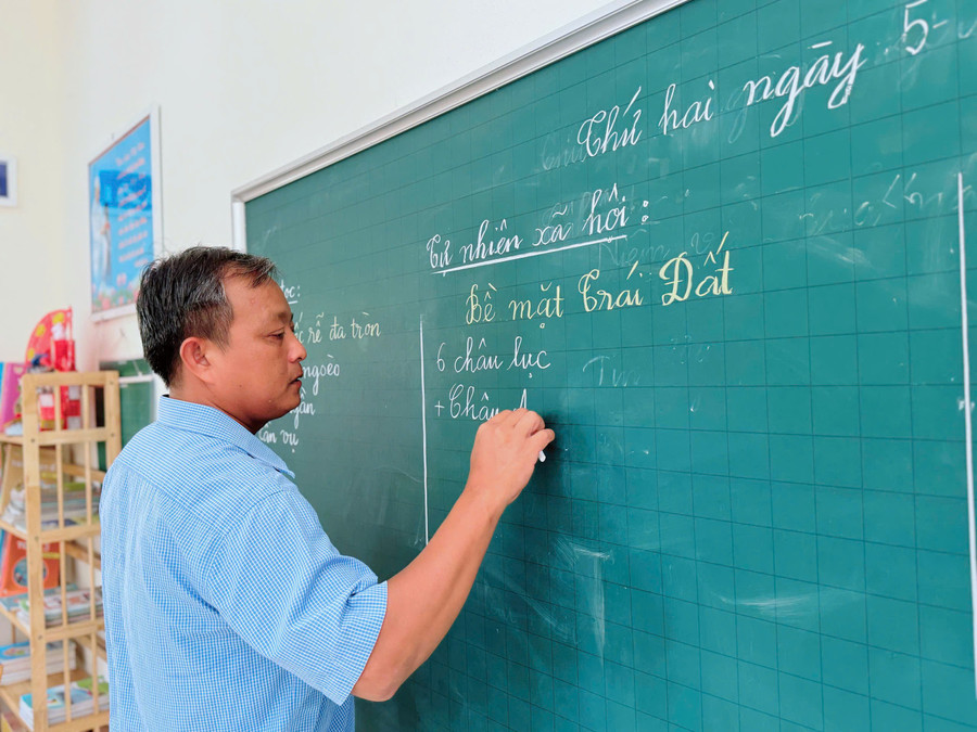 Thầy Lưu Quốc Thịnh giảng bài cho học sinh ở Trường Tiểu học Đá Tây.