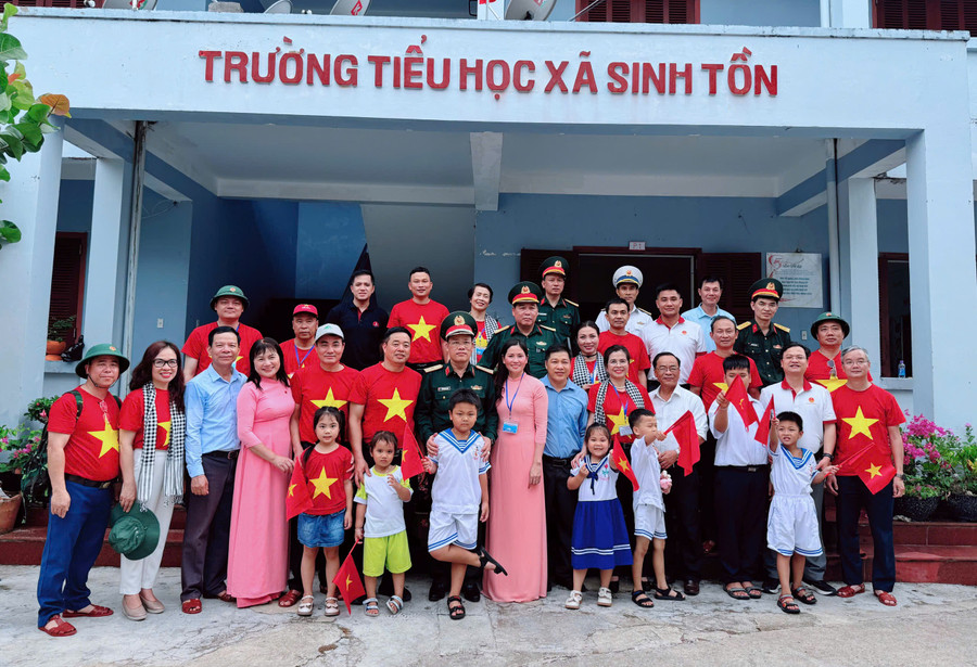 Đoàn công tác của Bộ GD&ĐT với thầy và trò Trường Tiểu học xã Sinh Tồn. sinh-ton-2.jpg