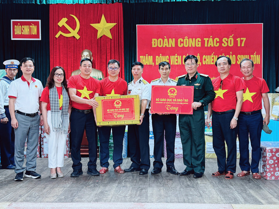 Đoàn công tác của Bộ GD&ĐT tặng quà cán bộ, chiến sĩ đảo Sinh Tồn. sinh-ton-3.jpg