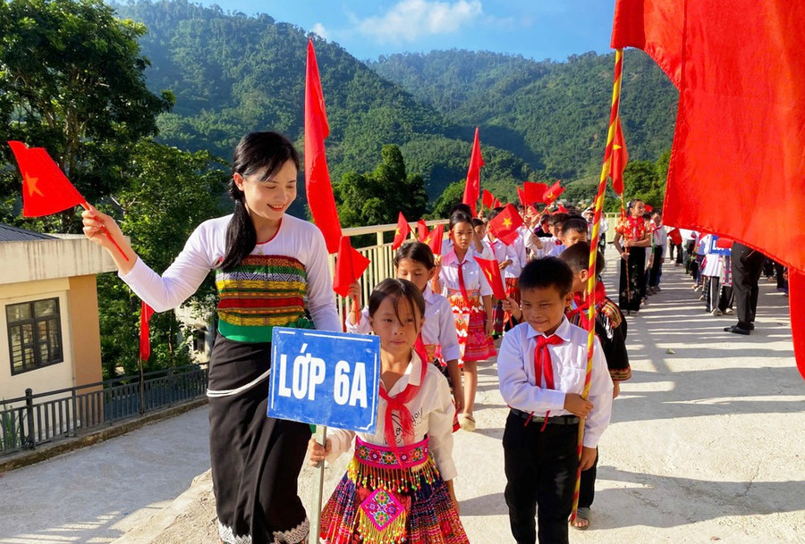 Cô giáo Trường PTDTBT-THCS Trung Lý đón học sinh lớp 6. Ảnh: Thế Lượng