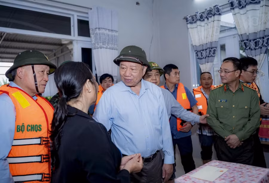 Tổng Bí thư Tô Lâm tới thăm, động viên Nhân dân TP Huế sáng 2/11.