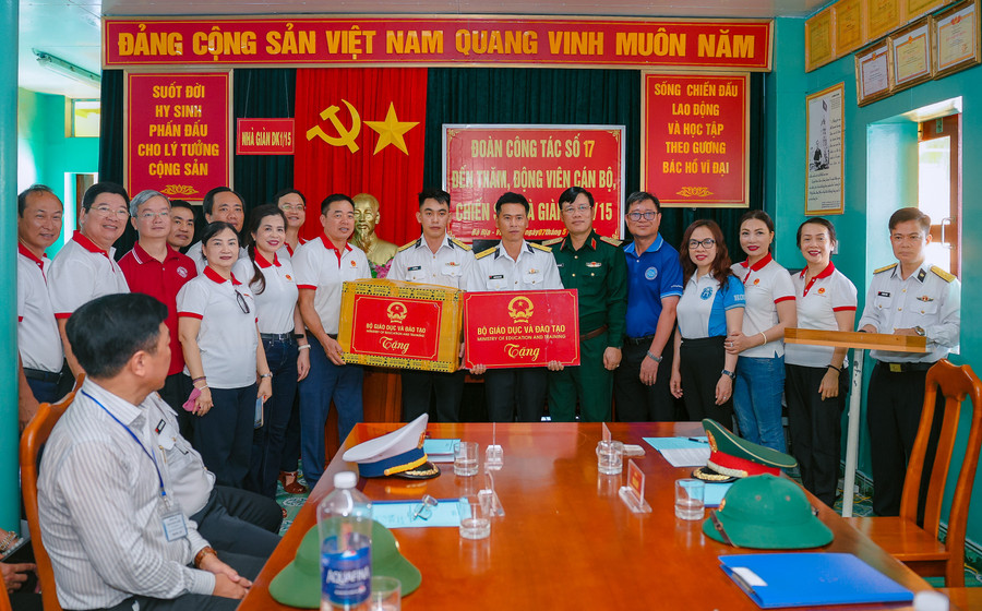 Đoàn công tác của Bộ GD&ĐT tặng quà cán bộ, chiến sĩ nhà giàn DK1/15 Phúc Nguyên. cat06724.jpg