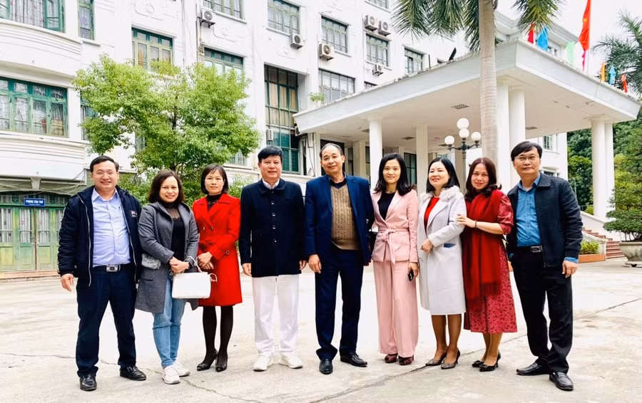 Thầy Lự và cô Hậu cùng đội ngũ biên tập Trang thông tin Sở GD&ĐT Vĩnh Phúc.