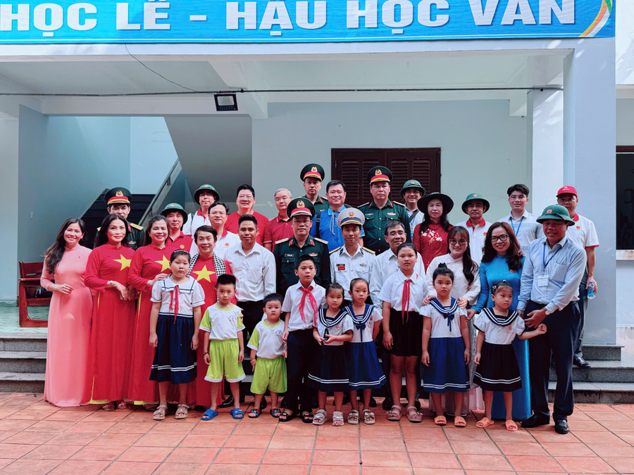 Đoàn công tác Bộ GD&ĐT với các cháu học sinh đảo Trường Sa. hoc-sinh-dao-truong-sa.jpg