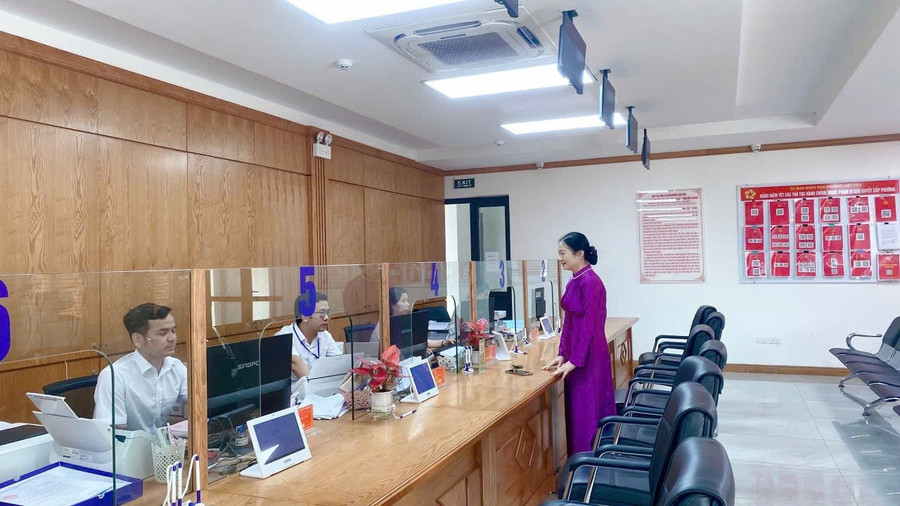 Bà Đỗ Thị Hương, Phó Chủ tịch UBND phường Việt Yên kiểm tra, động viên cán bộ tại Trung tâm phục vụ hành chính công. do-thi-huong.jpg