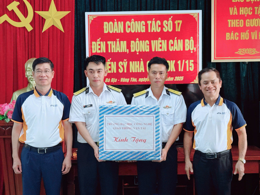 Đại diện Trường Đại học Công nghệ Giao thông Vận tải tới thăm và tặng quà quân, dân tại nhà giàn DK1/15 Phúc Nguyên. gtvt-dk115.jpg