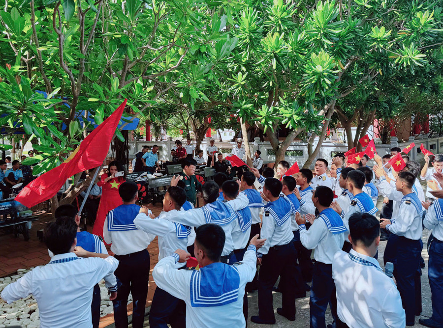 Giao lưu văn nghệ với cán bộ, chiến sĩ đảo Trường Sa. van-nghe-2.jpg
